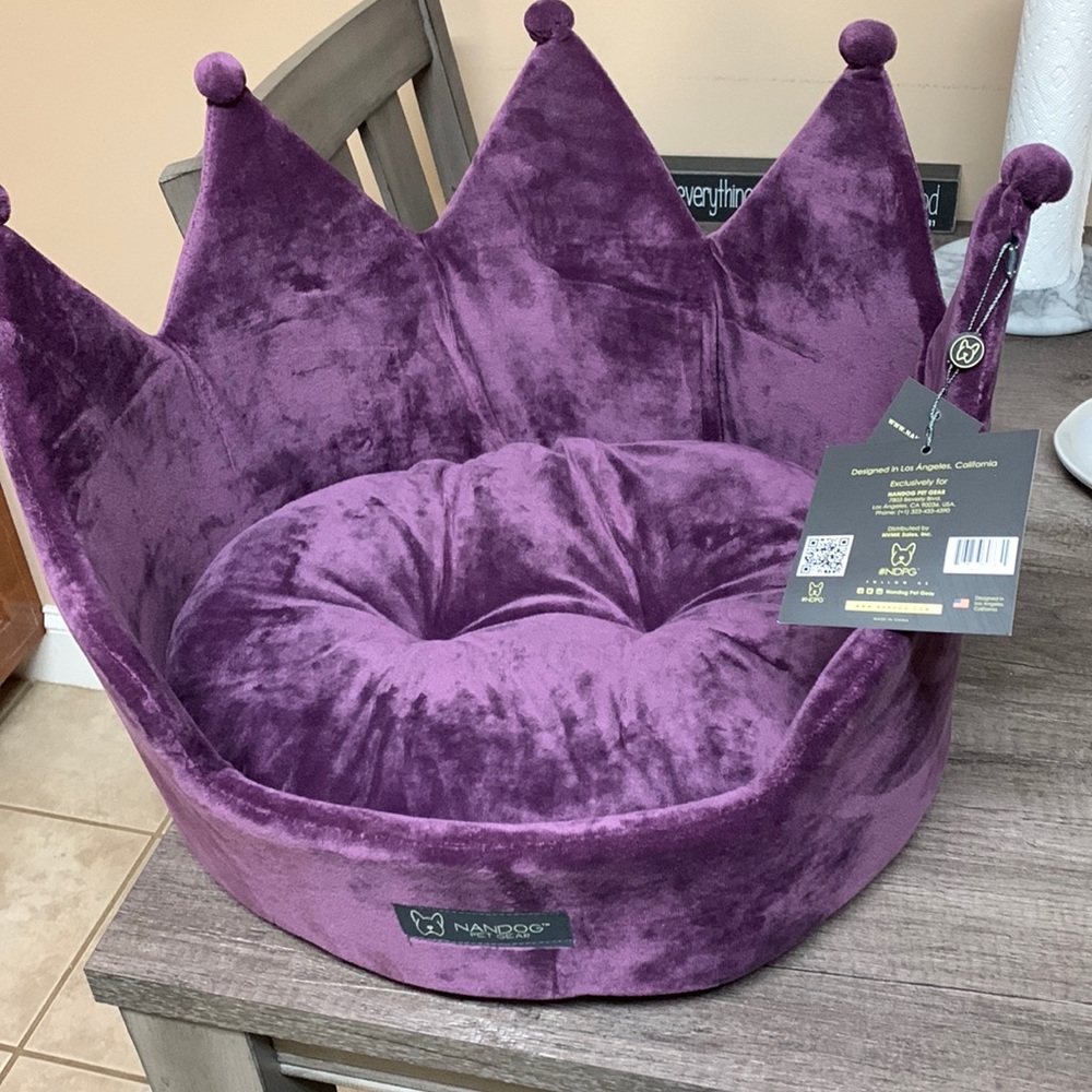 BRAND NEW MEDIUM SIZE CROWN DOG BED